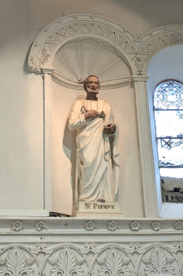 Statue de Saint-Pierre conservée dans l'église de Mauves-sur-Huisne