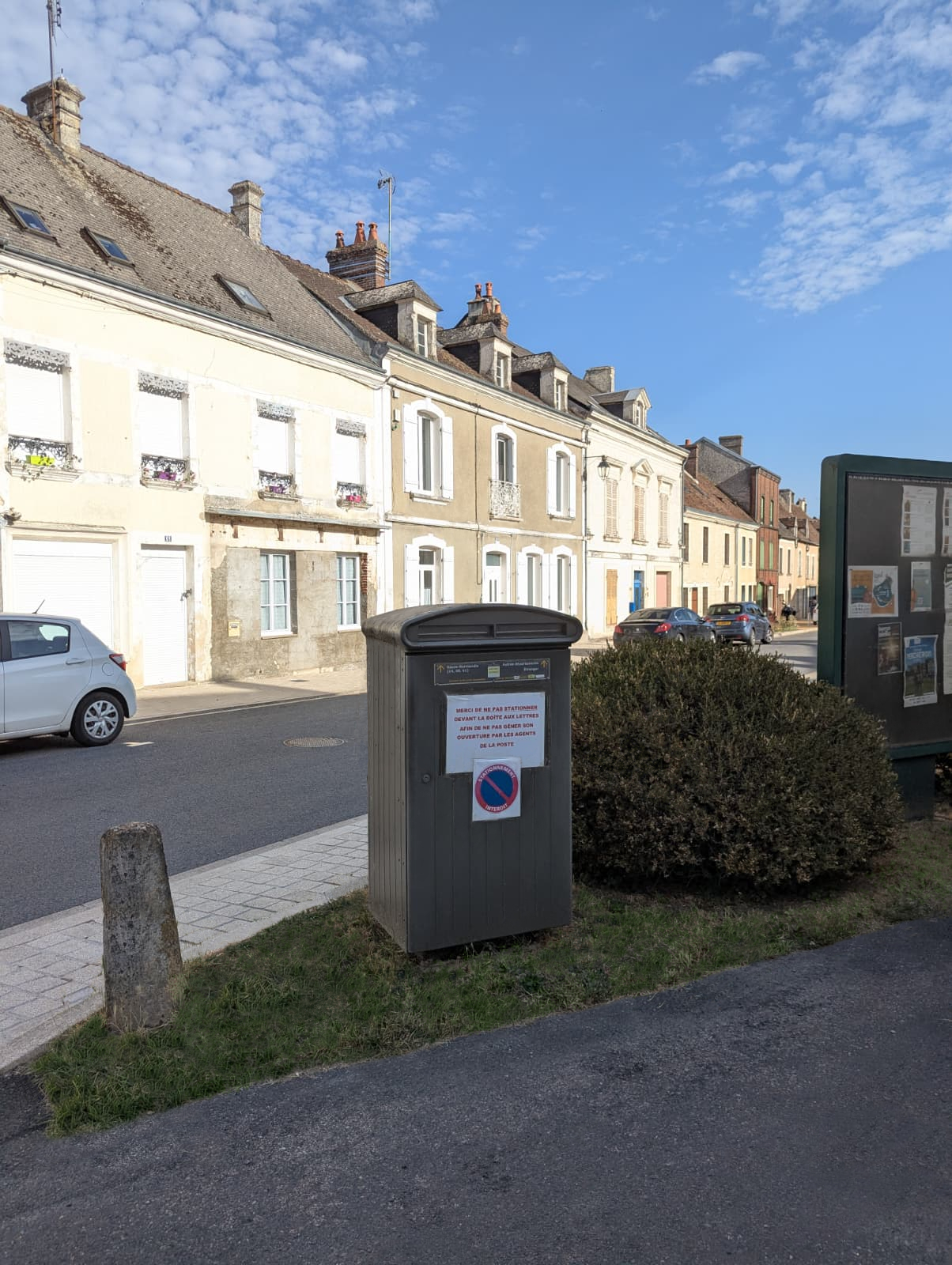 Boîte aux lettres au niveau de la mairie