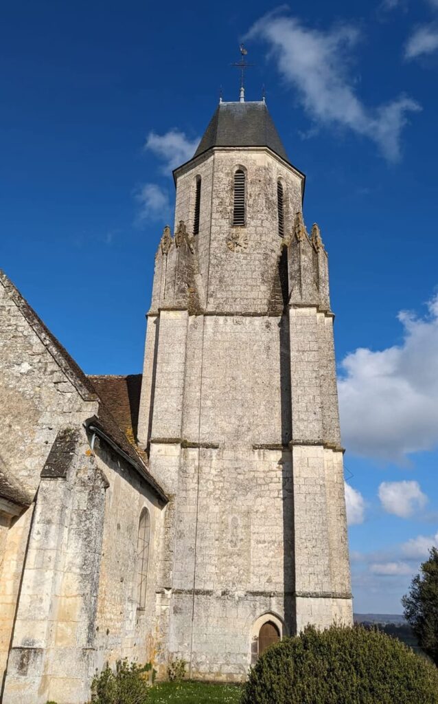 Tour de l'église Saint-Pierre de Mauves