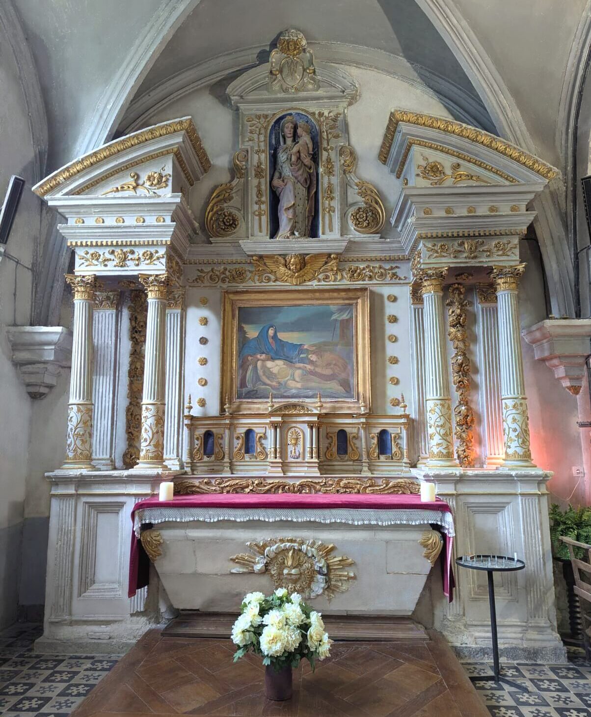 Autel dans la chapelle nord
