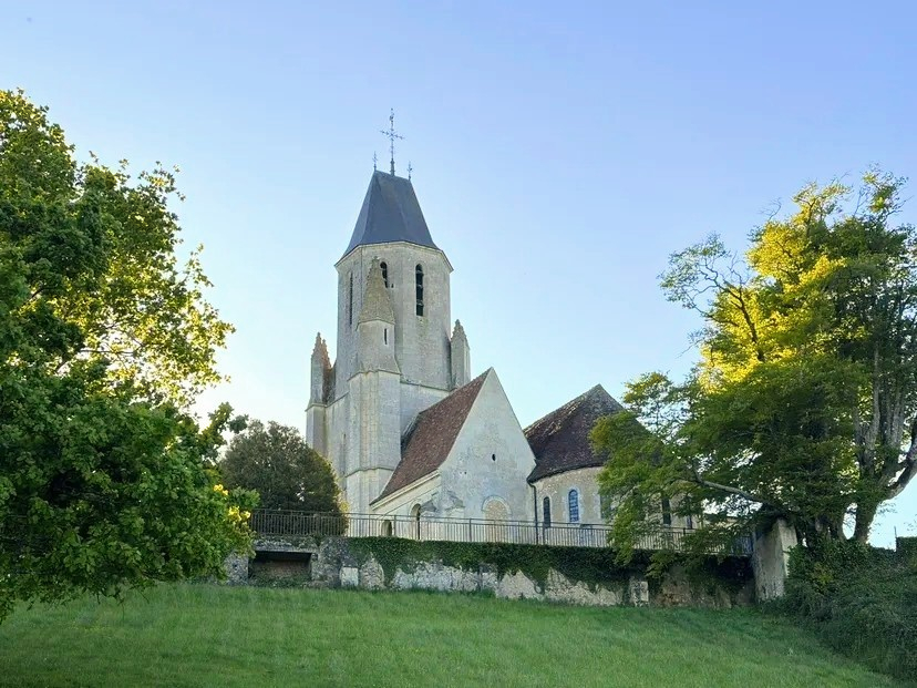 Vue depuis l'est de l'église Saint-Pierre de Mauves-sur-Huisne