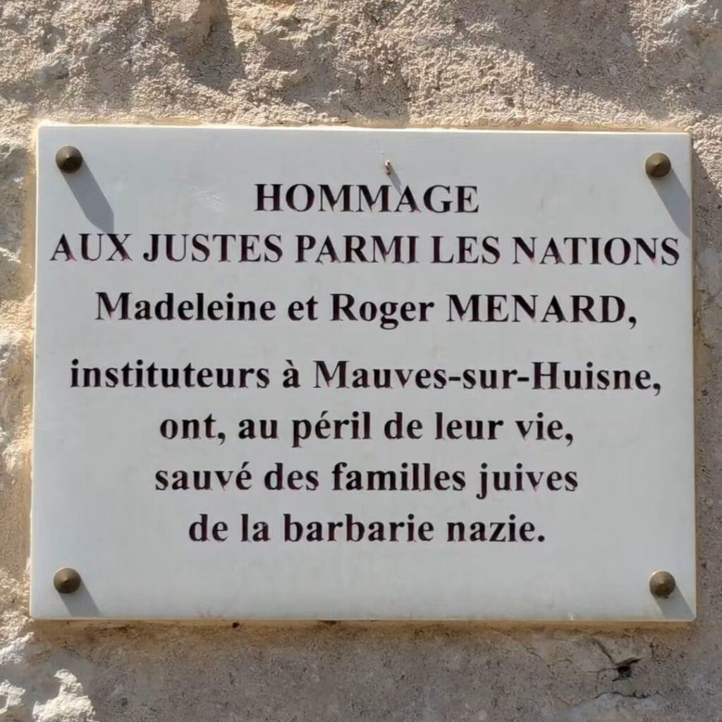 Plaque commémorative Madeleine et Roger Ménard - Mairie de Mauves-sur-Huisne