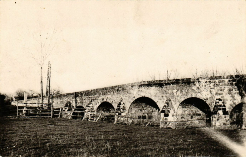 Ancienne carte postale du pont Catinat