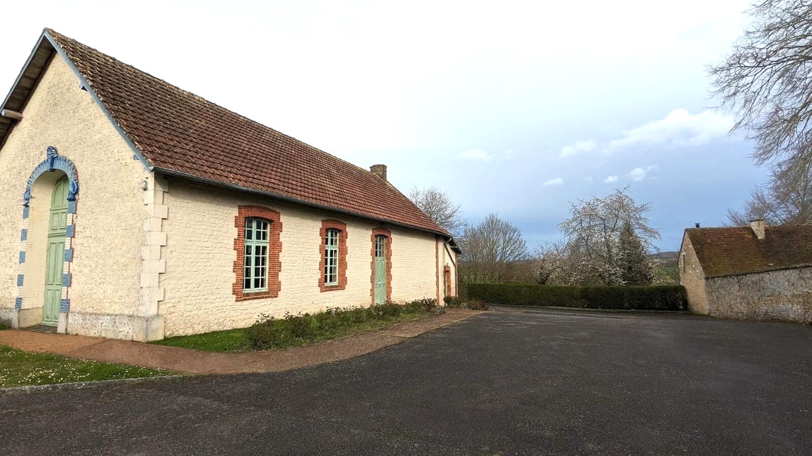 Salle Jeanne d'Arc - Parking - Mauves-sur-Huisne