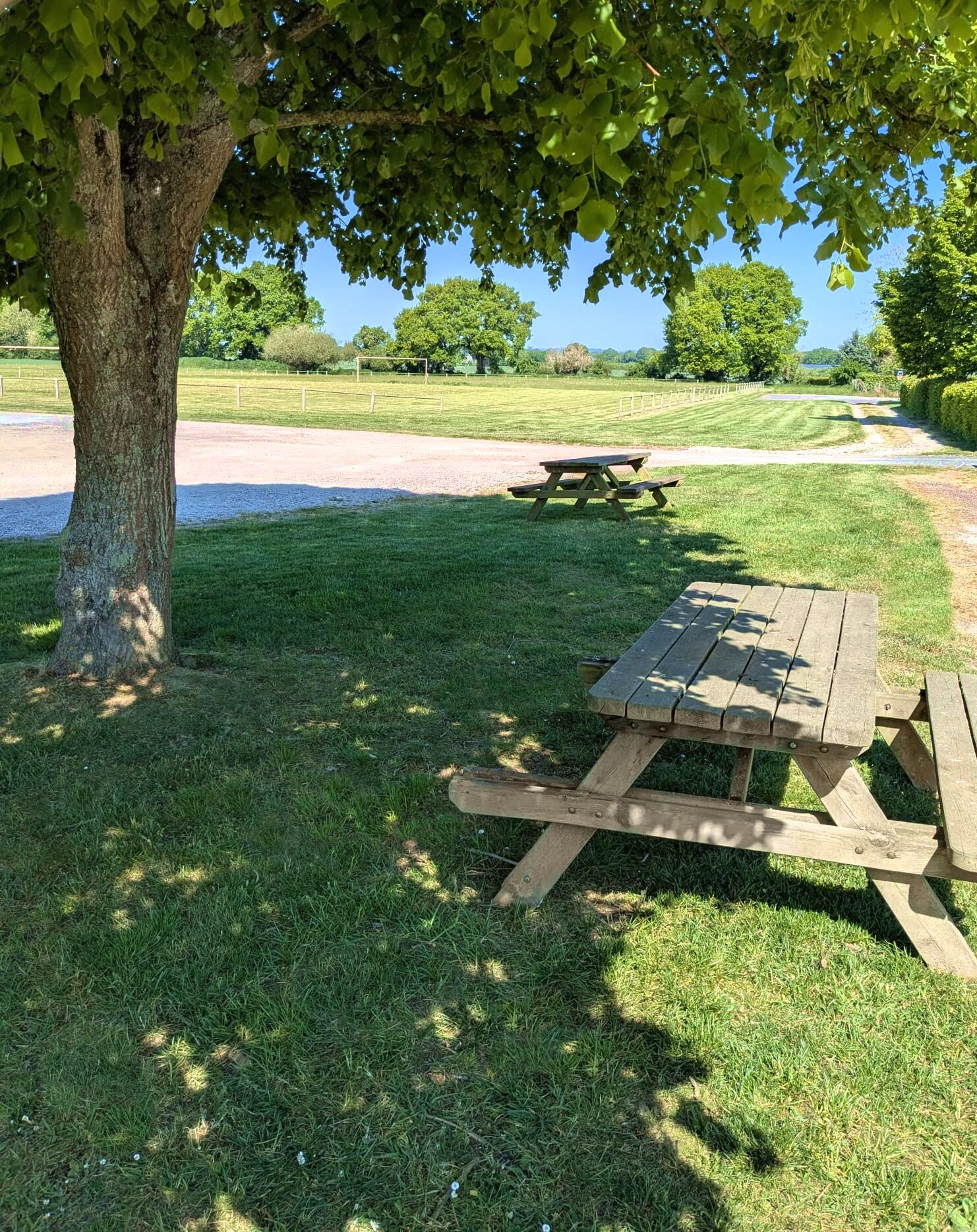 Stade de Mauves-sur-Huisne, tables extérieures